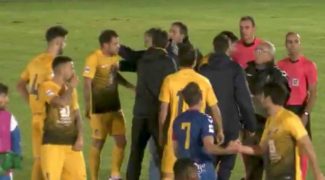 larbitre-arrete-le-match-alors-que-le-ballon-entre-dans-le-but