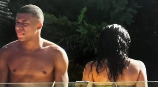 mbappe-en-bonne-compagnie-a-la-piscine