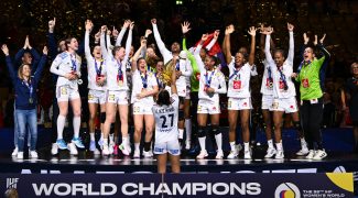 la-folle-choregraphie-des-bleues-lors-de-la-remise-du-trophee-video