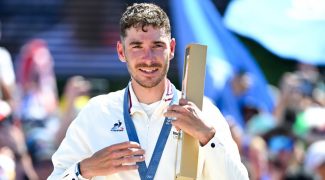 victor-koretzky-lincroyable-bras-dhonneur-aux-officiels