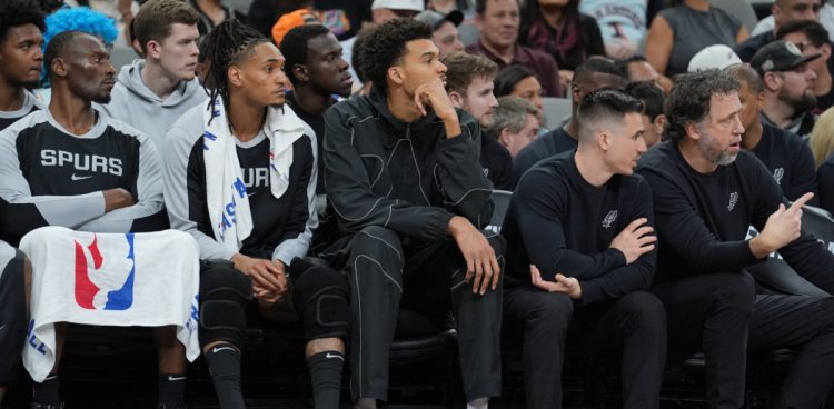 Basket – NBA : Wembanyama déjà de retour, mais au bord du parquet uniquement