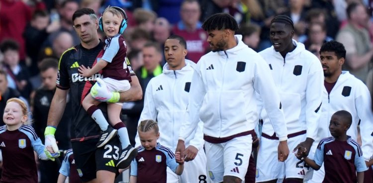 le-business-scandaleux-des-enfants-accompagnant-les-footballeurs