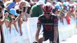 julian-alaphilippe-sauve-son-maillot-jaune