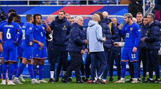 un-bleu-de-deschamps-pret-a-claquer-la-porte